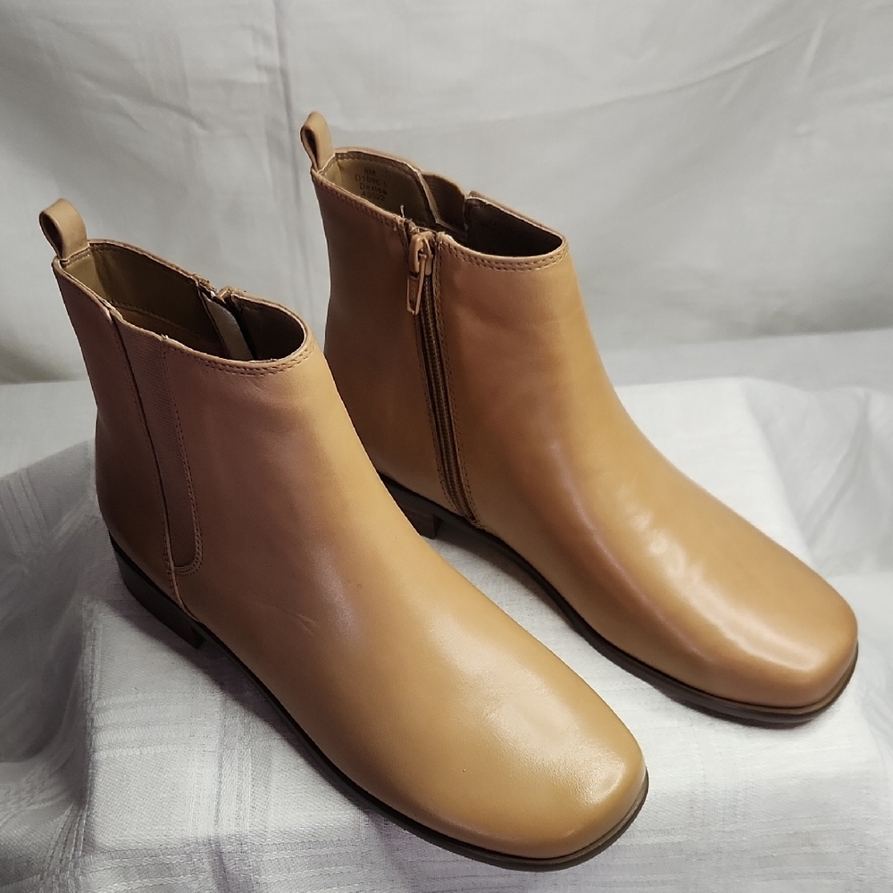 NWT Dexter Tan Ankle Boots with Zipper and Low Heel